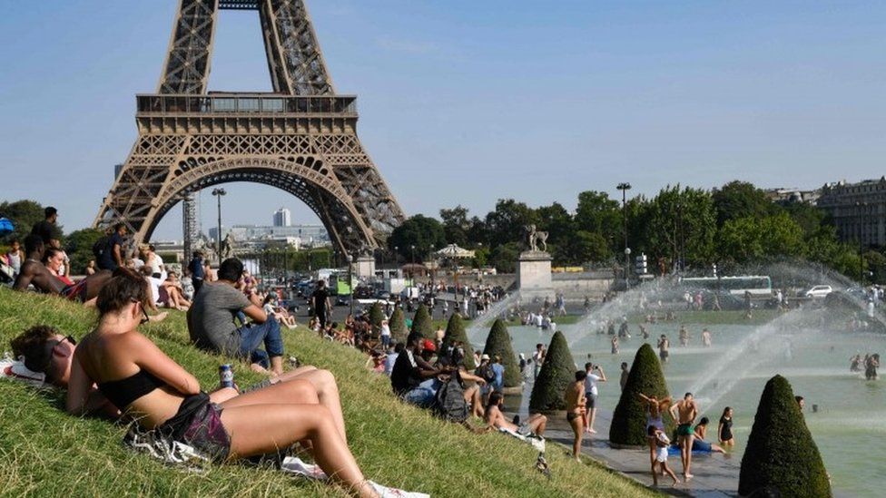 People bathe in Paris