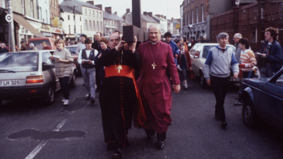 Cardinal Ó Fiaich and Church of Ireland Primate Robin Eames help to carry a cross from Dublin to Belfast in 1987