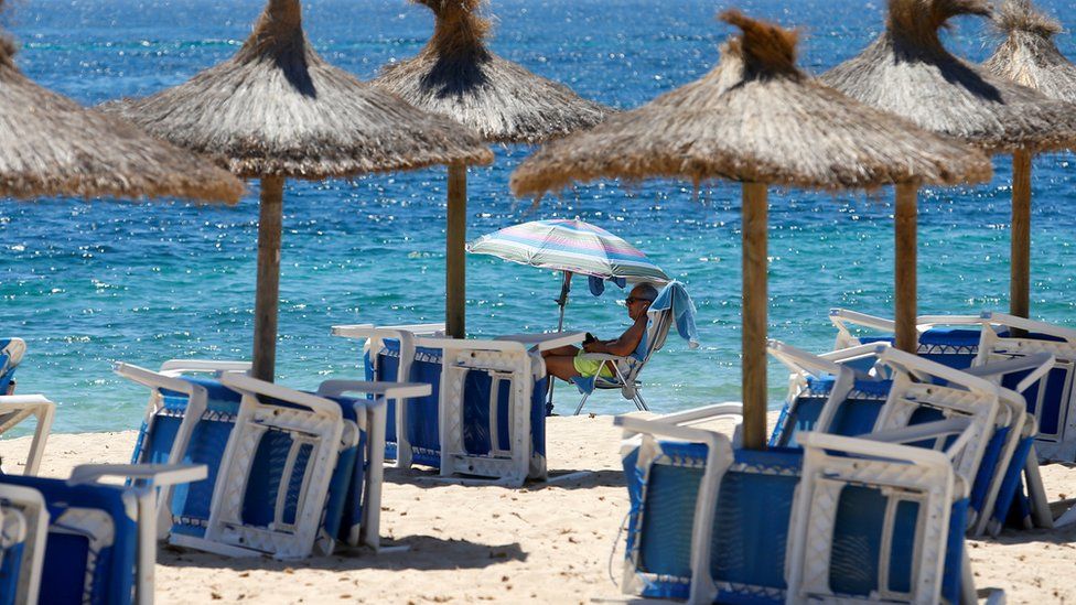 Файловая фотография туриста, наслаждающегося погодой на пляже Магалуф
