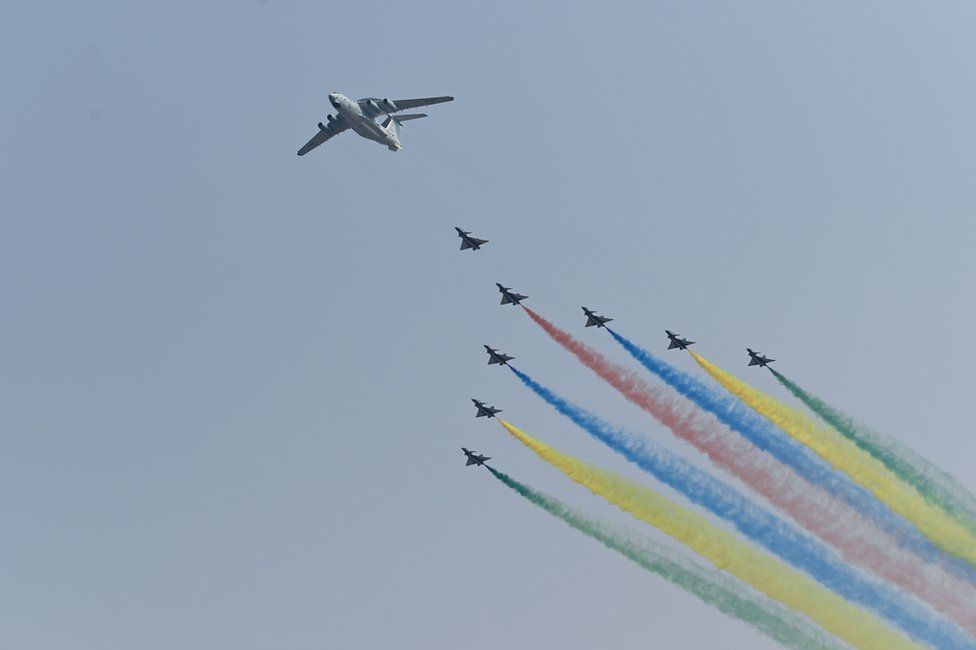 Una formación de aviones militares en Pekín, durante las celebraciones por el 1 de octubre de 2019.