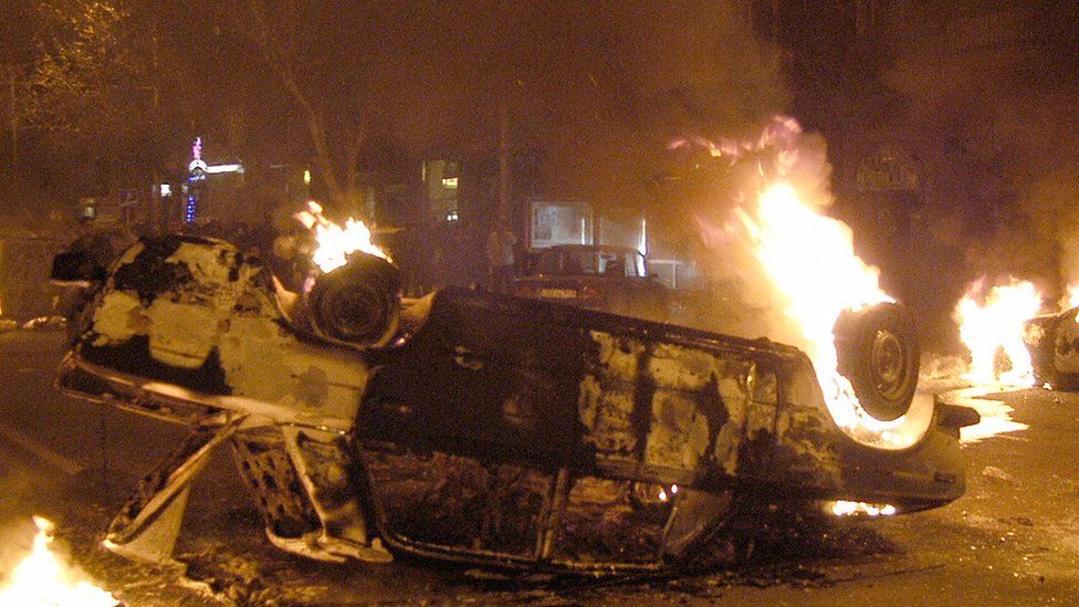 Горящий автомобиль на улице Ервана после столкновений 1 марта 2008 года
