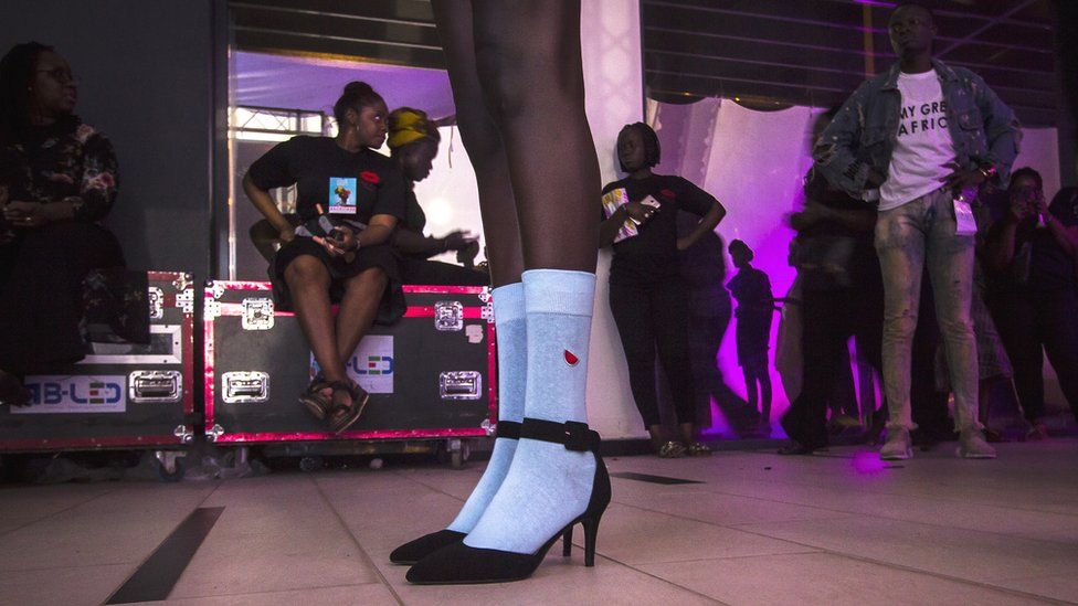 Un mannequin en chaussettes et hauts talons dans les coulisses de la Semaine de la mode de Dakar à Dakar, Sénégal