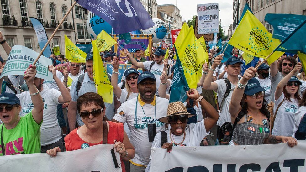Члены профсоюза работников образования присоединяются к демонстрации повышения стоимости жизни в Лондоне 18 июня 2022 г.