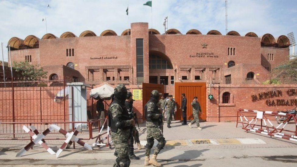 Pakistani security officials on duty outside the Gaddafi stadium ahead of the cricket Pakistan Super League (PSL) final, in Lahore (28 February 2017)