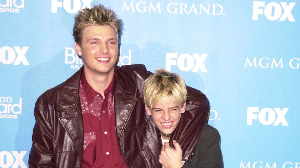 Nick and Aaron Carter on the red carpet in 2000
