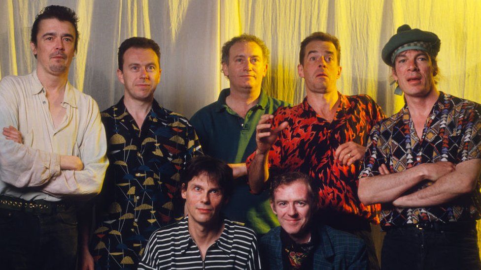 Darryl Hunt: The Pogues 'saddened' as bass player dies - BBC News