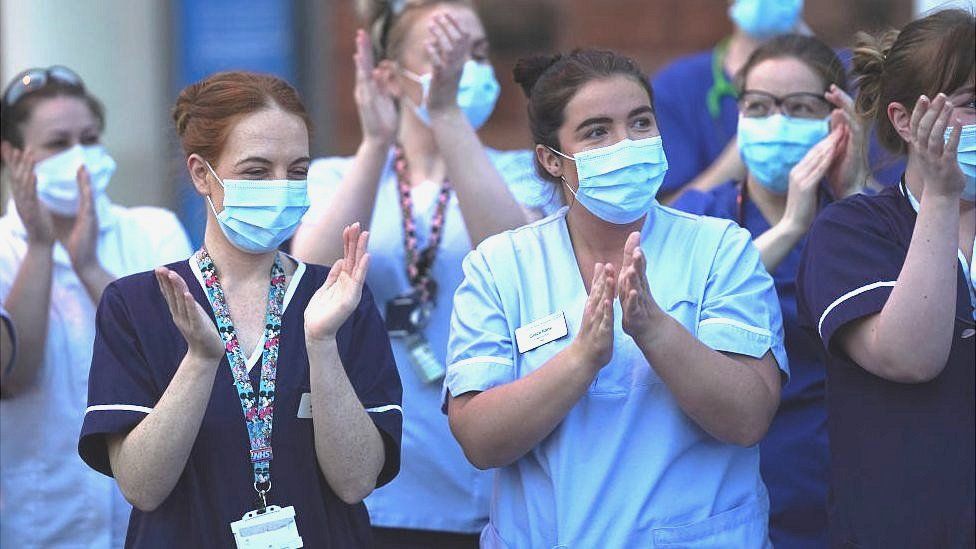Фотография аплодирующих медсестер