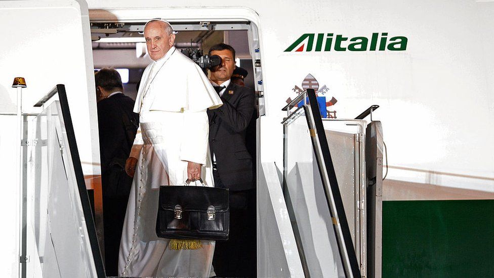Папа со своим черным портфелем