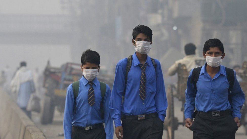 Pakistani school students return home as heavy smog envelops the city in Lahore on November 4, 2016.
