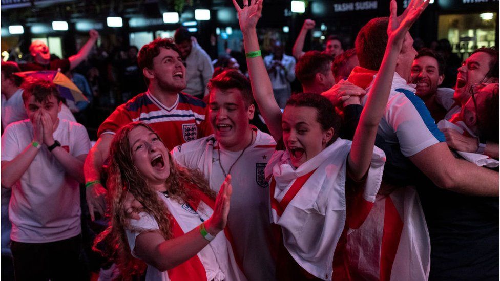 Болельщики празднуют победу Англии над Данией