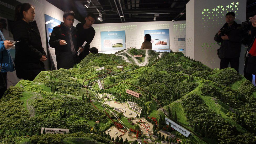 Guests are introduced to the Yanqing cluster overall plan of facilities, including Xiaohaituo Alpine Resort, National Sliding Center, Bobsleige, Skeleton, Luge Track, Yanqing Olympic Village, etc, for the Olympic Winter Games of 2022 in Yanqing
