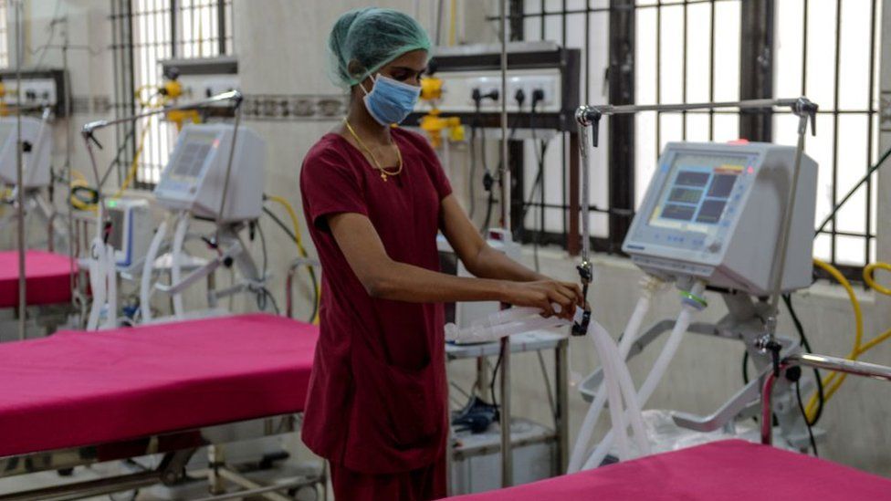 Медицинский персонал проверяет работу аппарата ИВЛ в отделении интенсивной терапии в недавно открытой больнице штата Тамил Наду во время введенного правительством общенационального карантина в качестве превентивной меры против коронавируса COVID-19 в Ченнаи, 27 марта 2020 г. || |