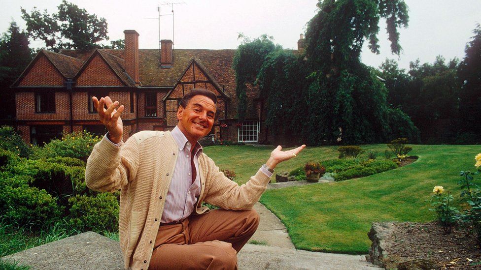 Bob Monkhouse's Bedfordshire home to appear in new film about the star BBC News