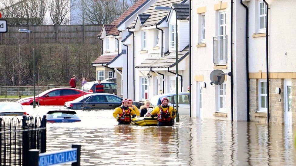 Homes flooded by burst water main in Bathgate - BBC News