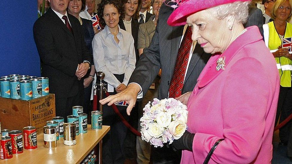 Королева посещает фабрику Heinz.