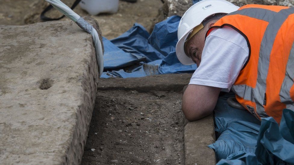 Ancient roman sarcophagus found at London building site - BBC News