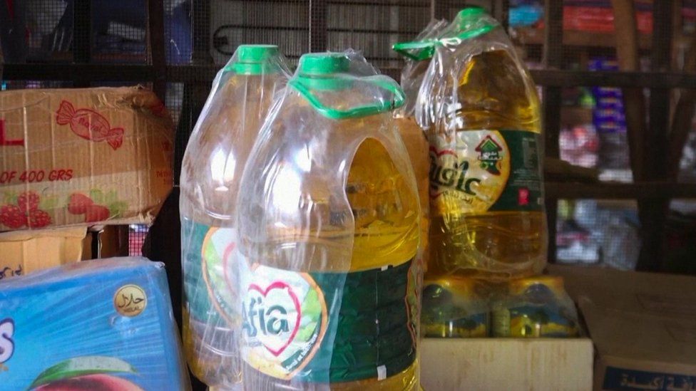 Бутылки растительного масла в небольшом магазине