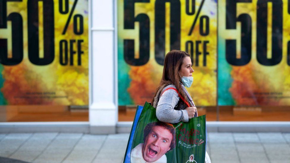 Женщина делает покупки в продажах