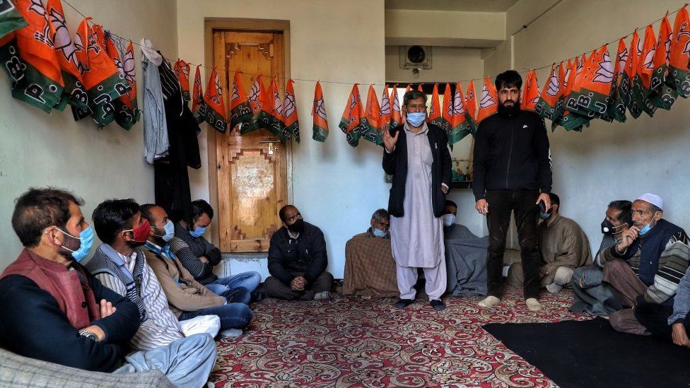 Рабочие партии Бхаратия Джаната (BJP) проводят первое собрание после нападения на советников в Сопоре, требуют надлежащей безопасности и проживания для всех членов в Сопоре, округ Барамулла, Джамму и Кашмир, Индия, 19 апреля 2021 года.