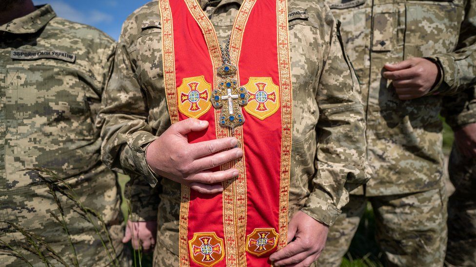 Capellanes militares ucranianos visten ropas religiosas en la zona de tiro