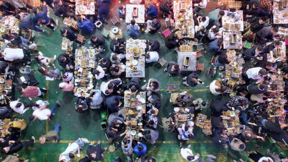 A barbecue restaurant in Zibo is packed with diners as long queues of customers wait for vacant tables