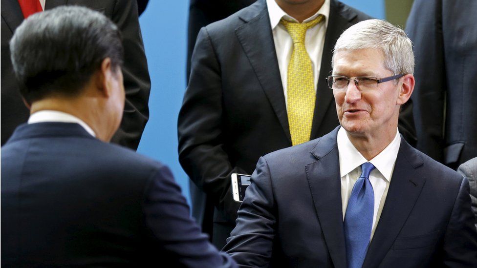 Chinese President Xi Jinping (L) shakes hands with Apple Inc CEO Tim Cook (C) during a gathering of CEOs and other executives at Microsoft"s main campus in Redmond, Washington 23 September 2015