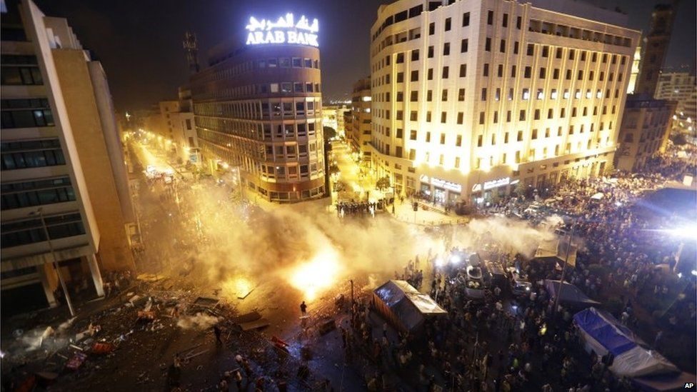 Fires in the street are seen during night protests in Beirut (23 August 2015)