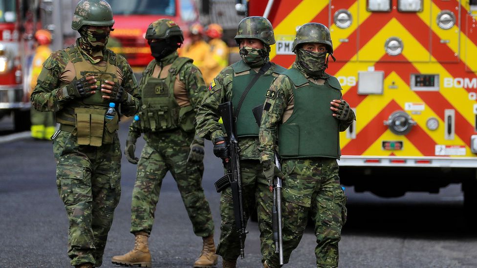 Солдаты оцепили центр для несовершеннолетних правонарушителей «Вирджилио Герреро» после произошедшего пожара на своих объектах в Кито, Эквадор, 31 августа 2023 г.