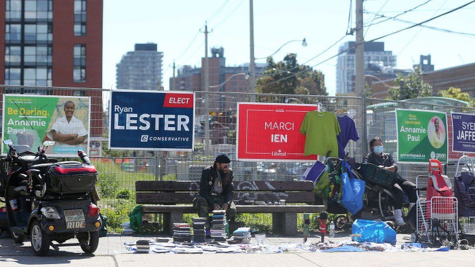 Знаки предвыборной кампании покрывают забор на участке рядом с улицами Джеррард и Парламент в Торонто. 16 сентября 2021 г.