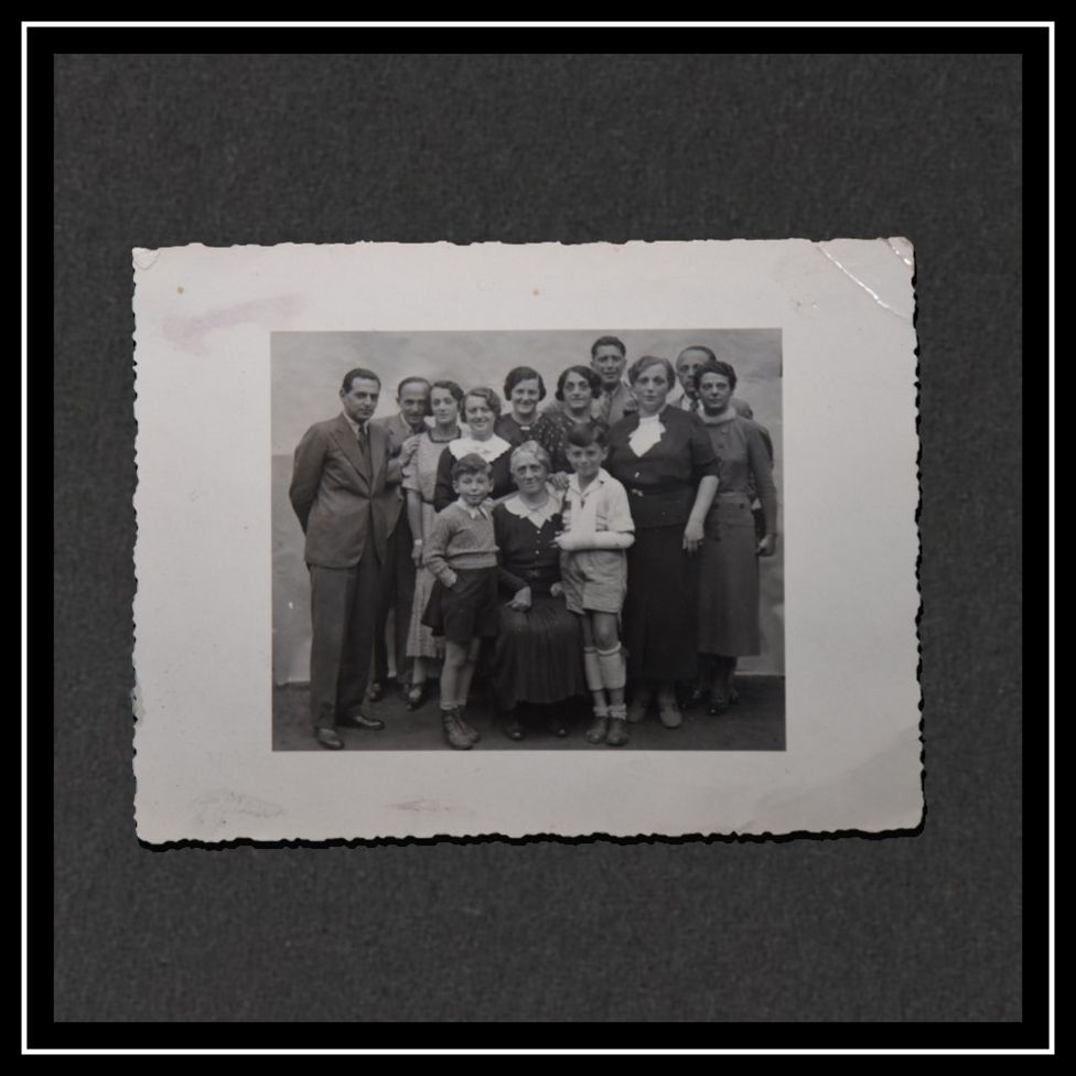 Hedwig con sus hermanos y hermanas y algunos de sus esposos. Kurt está en el centro con una escayola en el brazo al lado de la madre de Hedwig