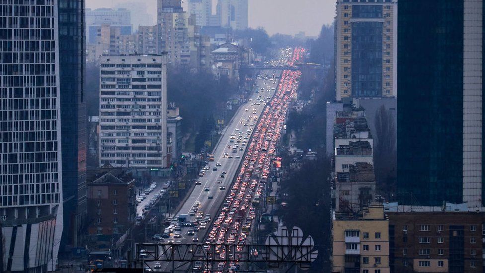 Bevölkerung-Ukraine-verlässt-die-Stadt