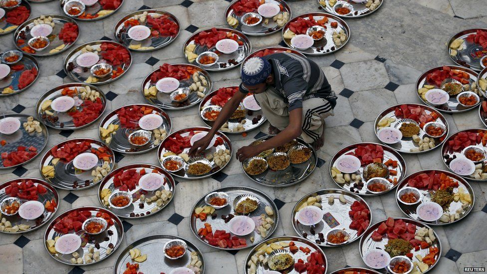 Ramadan: How people break the fast across the world - BBC News