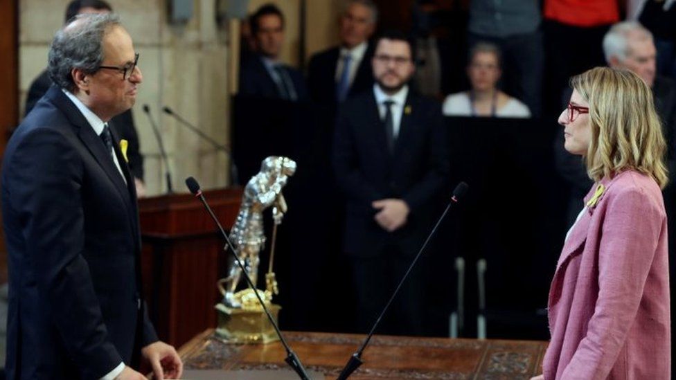 Catalan regional Government President Quim Torra (L) takes the oath of new Catalan regional Presidency Minister Elsa Artadi (R), during the swearing-in ceremony of the Catalan Government"s new ministers at the Palau de la Generalitat in Barcelona, northeastern Spain on 2 June 2018.