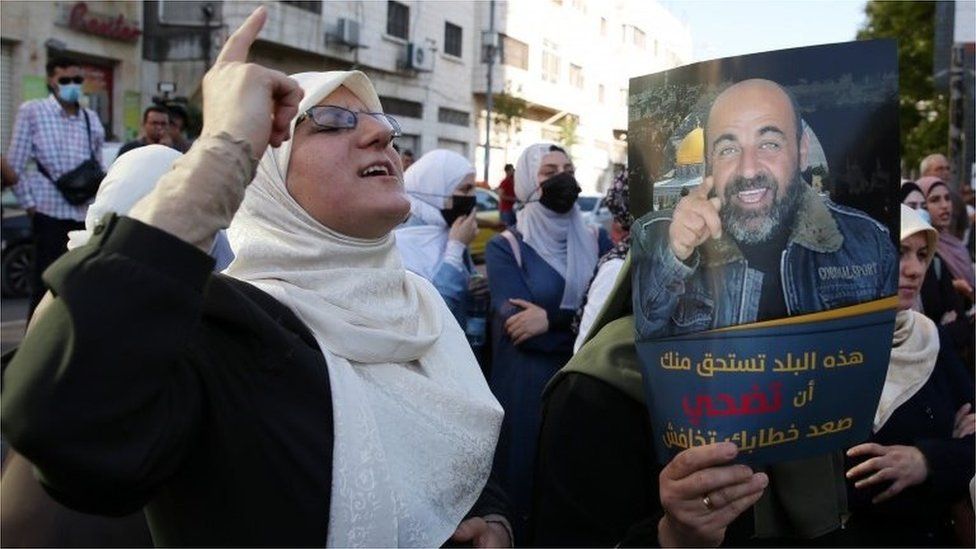 Palestinian woman protests over death of Nizar Banat (27/06/21)