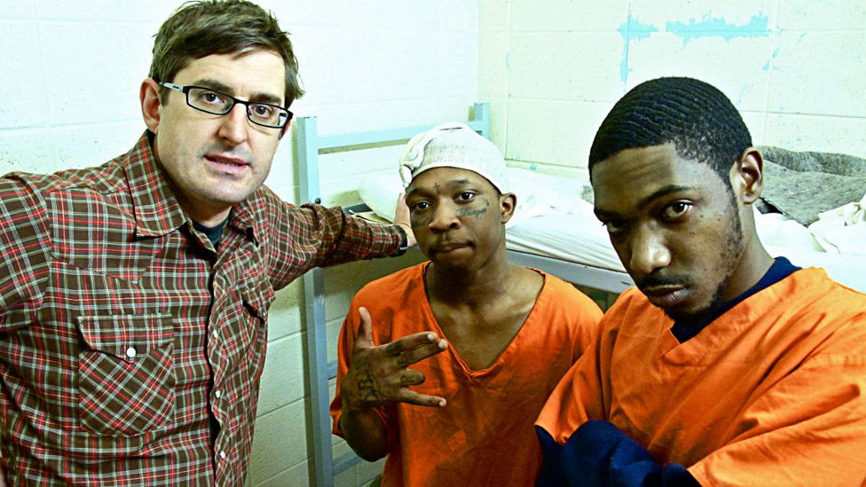 Луи Теру с двумя заключенными в своем документальном фильме 2011 года «Мега тюрьма Майами»