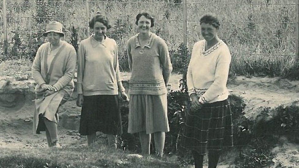 Four women and Prof Gordon Childe