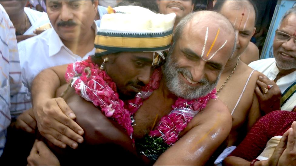 Mr Rangaran and Aditya embracing.