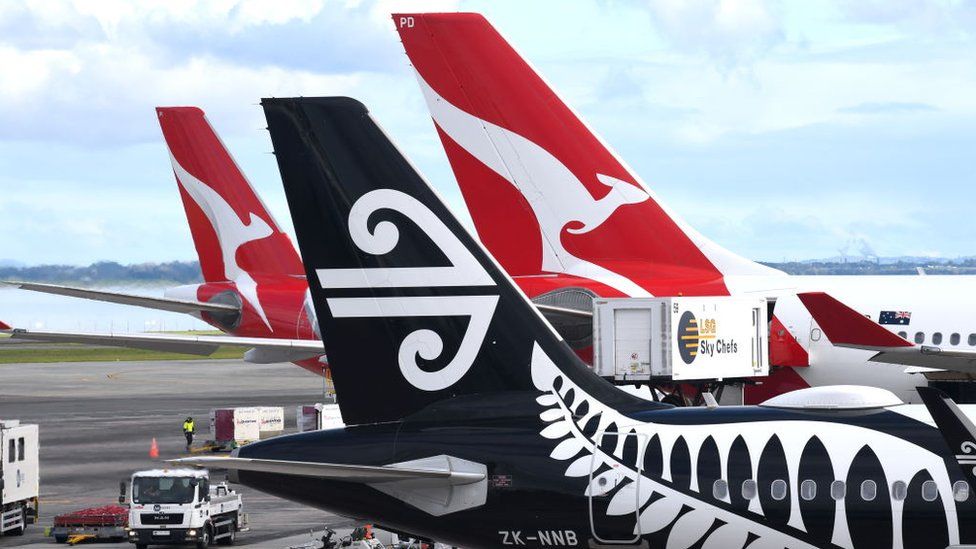 Хвосты самолетов Qantas и Air New Zealand на взлетной полосе в Сиднее.