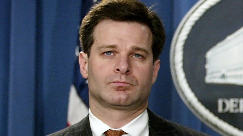 На этой файловой фотографии, сделанной 20 августа 2004 года, изображен генеральный прокурор США по уголовным делам Кристофер Рэй во время пресс-конференции в Министерстве юстиции в Вашингтоне, округ Колумбия