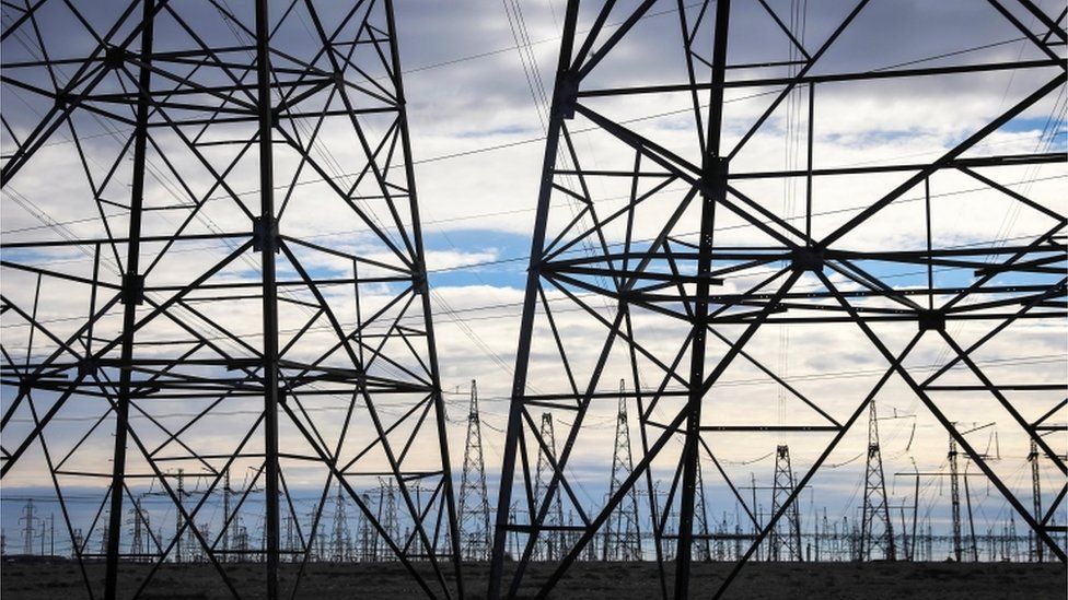 Опоры высоковольтных линий электропередач видны возле угольной ТЭЦ за городом Экибастуз, Казахстан 7 ноября 2021 г.