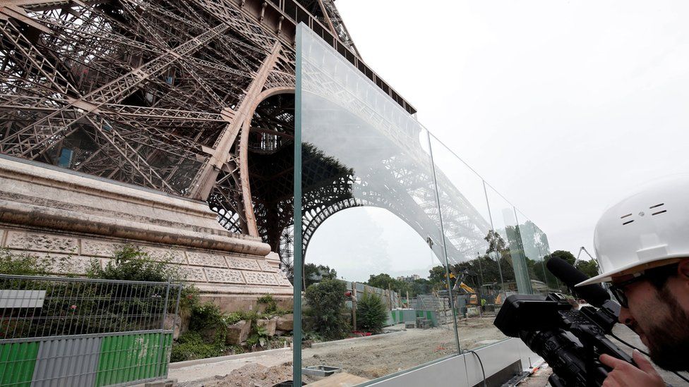 Construction of security measures under the Eiffel Tower