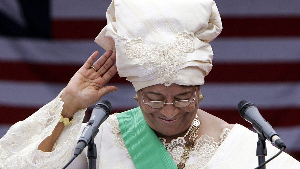 Эллен Джонсон-Серлиф жестом благодарит всех женщин после приведения к присяге в качестве первой женщины-президента Либерии во время церемонии инаугурации в здании Капитолия в Монровии, Либерия, 16 января 2006 г.