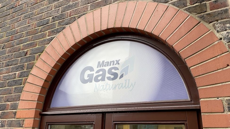 Логотип Manx Gas на окне офиса