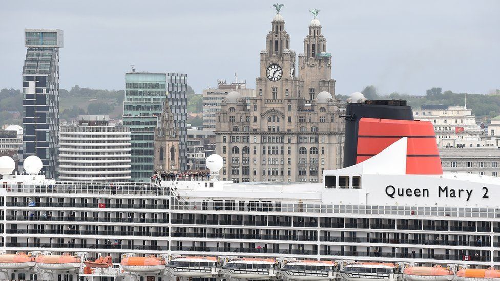 Queen Mary turns on the River Mersey in Liverpool