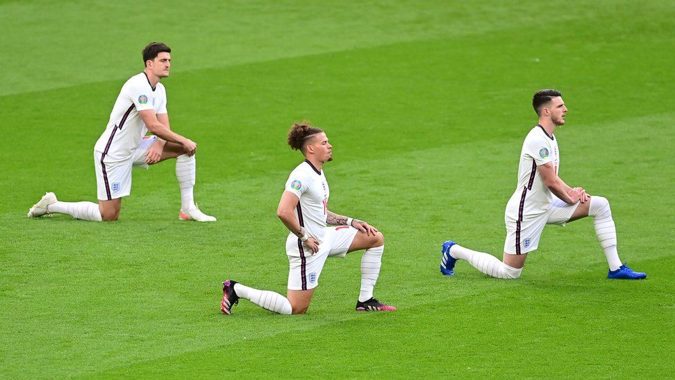 Игроки сборной Англии встают на колено перед матчем против Чехии 22 июня