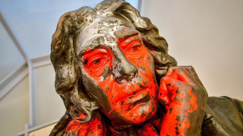Berlin's Pergamon Museum exhibits Tell Halaf statues - BBC News