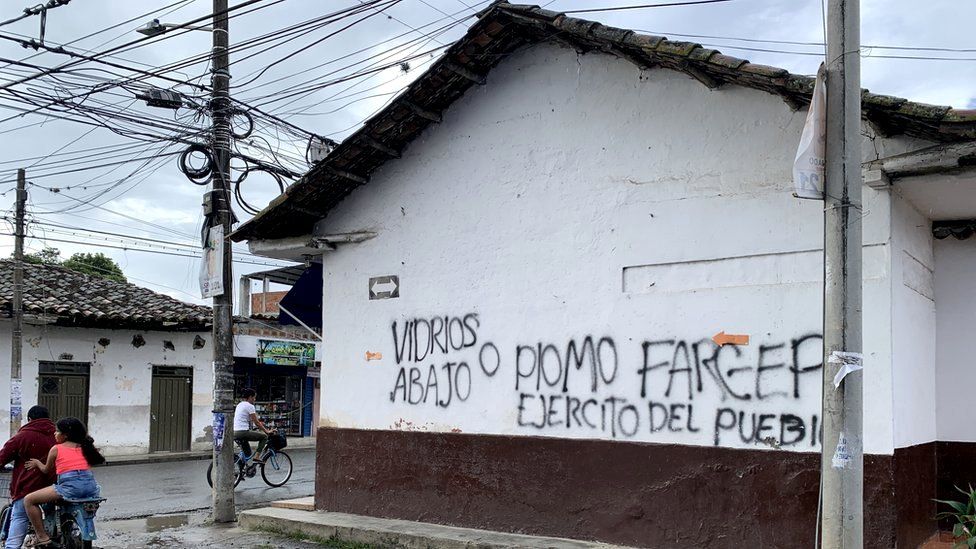 "หน้าต่างหรือสัญลักษณ์แสดงหัวข้อย่อย" อ่านกำแพงกราฟฟิตีด้านหนึ่งลงนาม FARC-EP
