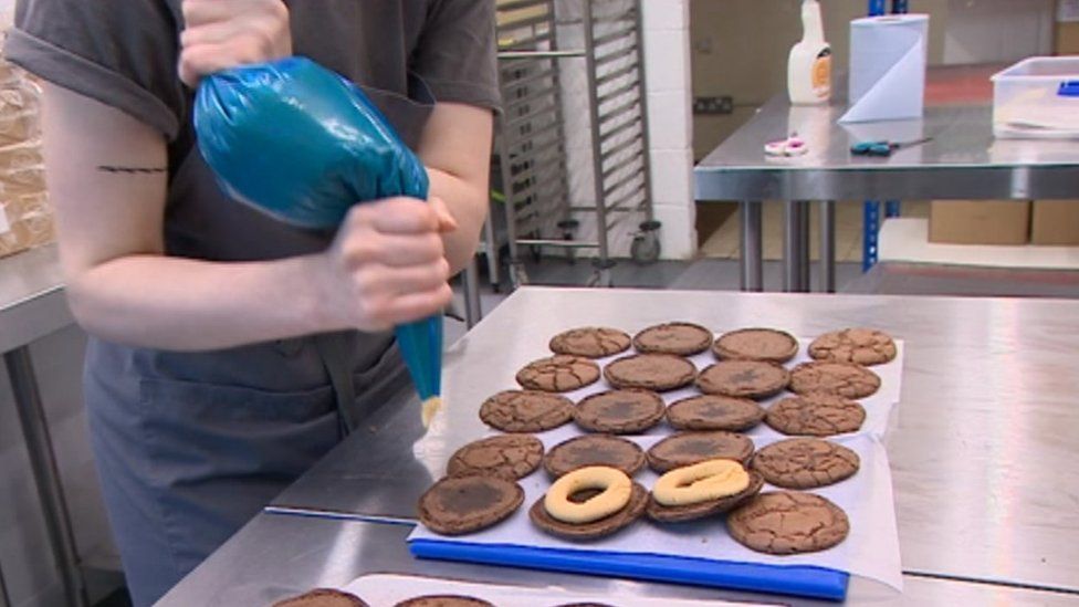 Gateshead cake business scoops entrepreneur award BBC News