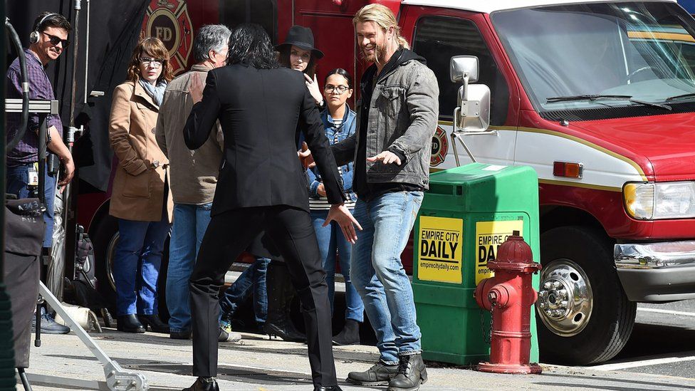Tom Hiddleston and Chris Hemsworth on the set of Thor 3