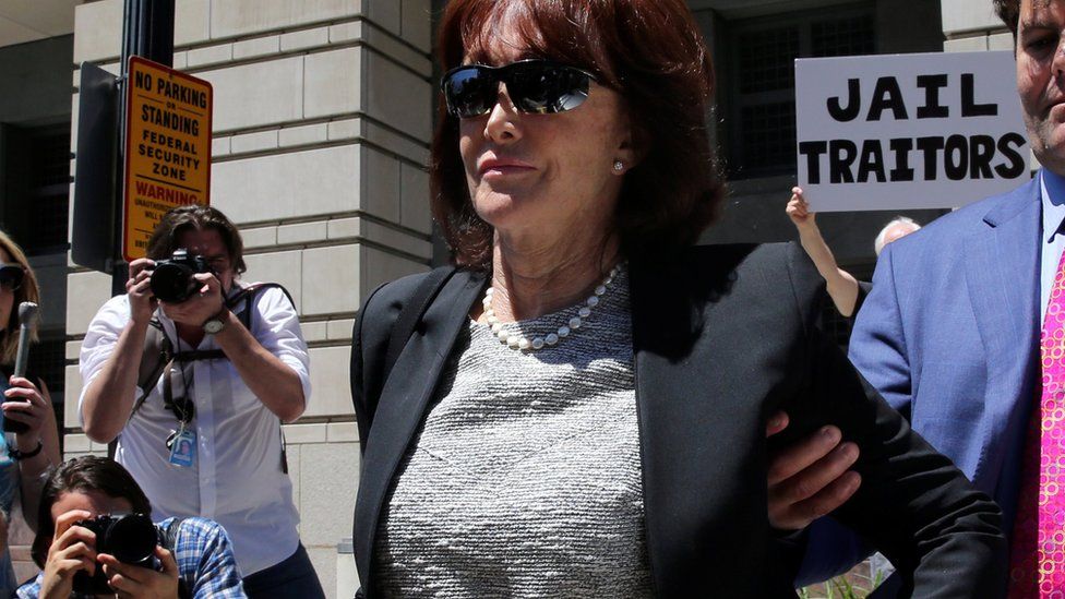 Кейтлин Манафорт покидает суд